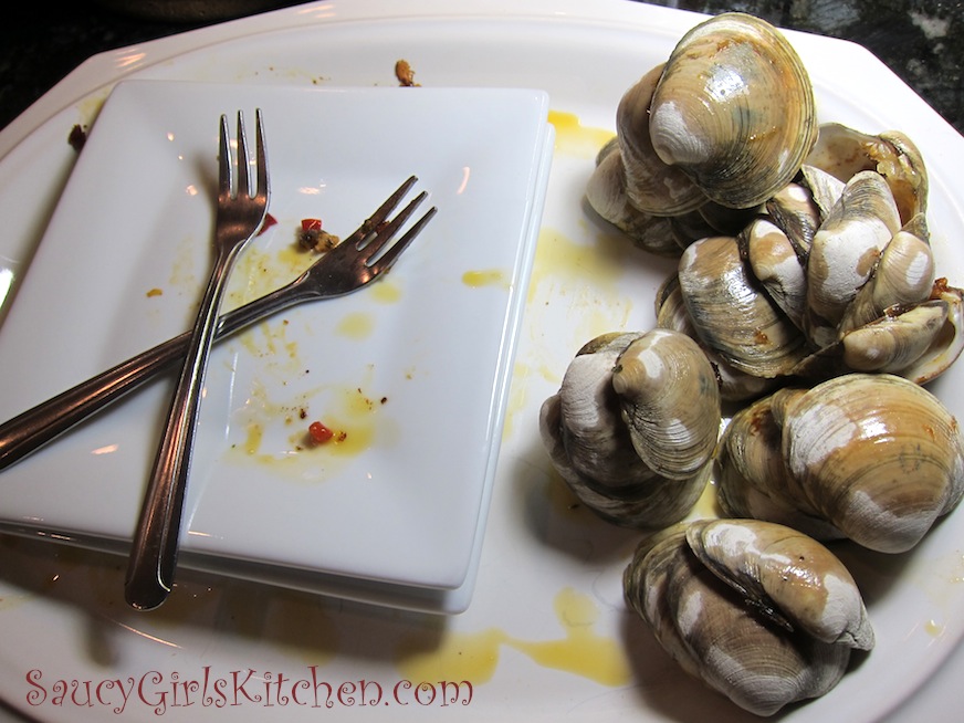 Empty plate with clam shells